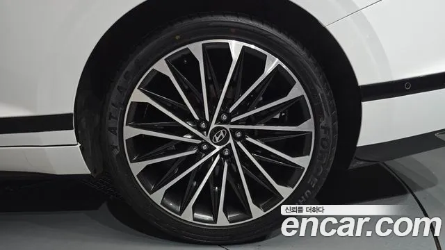 Hyundai Grandeur Grandeur (GN7) 2.5 Бензин 2WD — Фото автомобиля 20