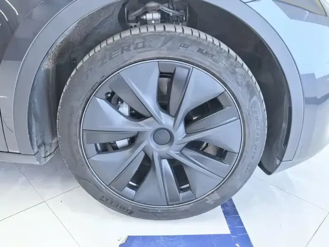 Tesla Model Y — Фото автомобиля 6