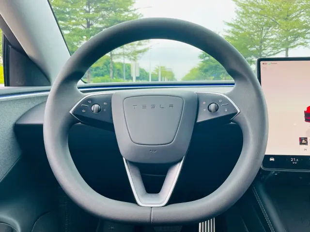 Tesla Model 3 — Фото автомобиля 24