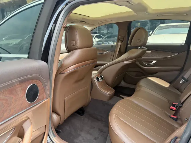Mercedes-Benz E-Class — Фото автомобиля 5