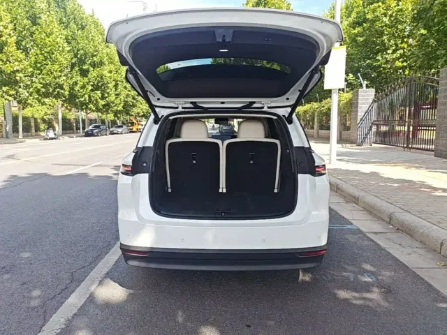 Li Auto i8 — Фото автомобиля 18
