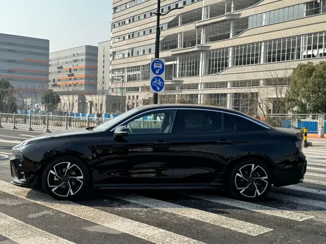 Lynk & Co 03 — Фото автомобиля 3
