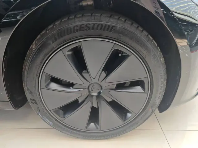 Tesla Model 3 — Фото автомобиля 15