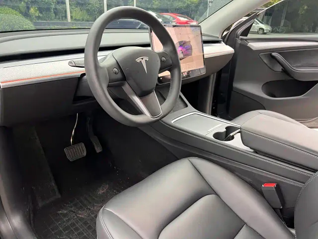 Tesla Model Y — Фото автомобиля 13
