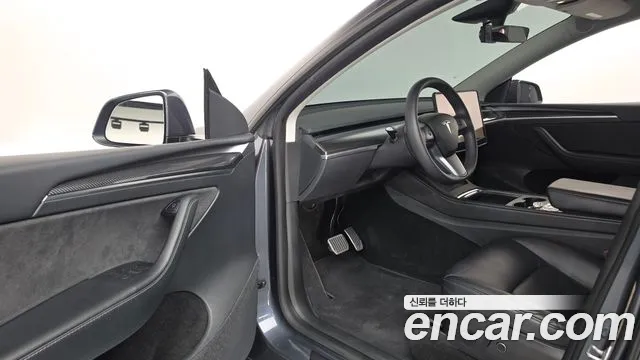 Tesla Model Y — Фото автомобиля 15