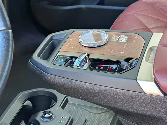 BMW iX — Фото автомобиля 11