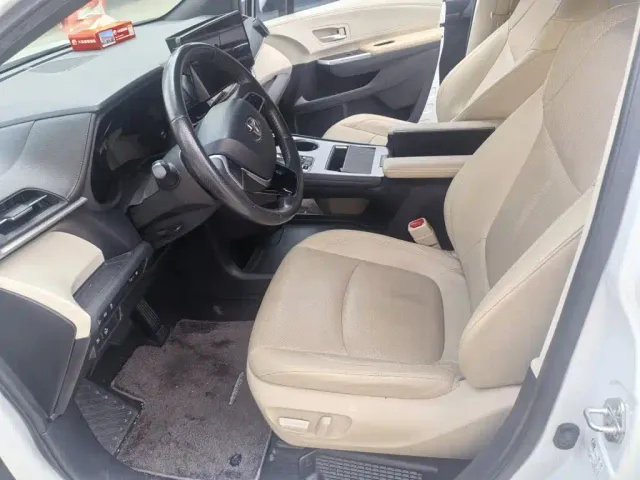 Toyota Sienna — Фото автомобиля 2