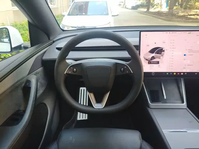 Tesla Model Y L — Фото автомобиля 10