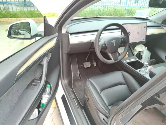 Tesla Model Y — Фото автомобиля 15