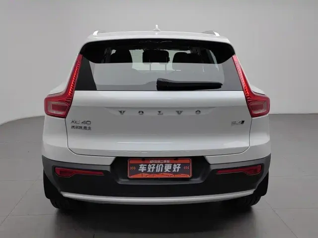 Volvo XC40 — Фото автомобиля 4