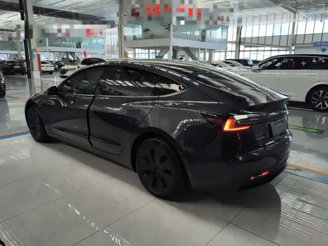 Tesla Model 3 — Фото автомобиля 4