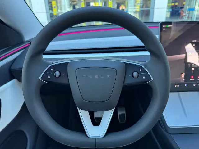 Tesla Model Y — Фото автомобиля 17