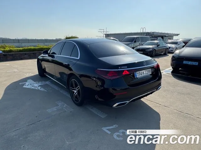 Mercedes-Benz E-Class — Фото автомобиля 2