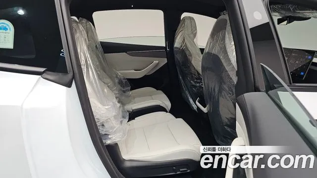Tesla Model Y — Фото автомобиля 11