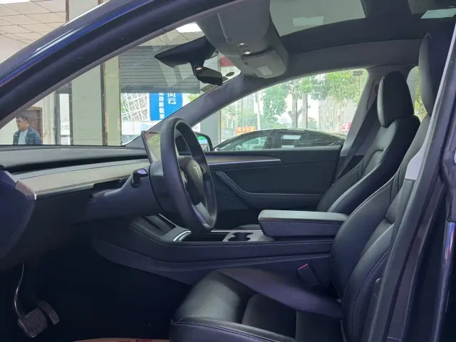 Tesla Model Y — Фото автомобиля 4