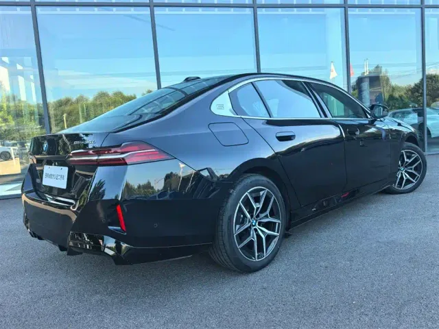 BMW i5 — Фото автомобиля 5