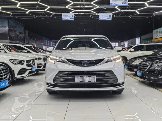 Toyota Sienna — Фото автомобиля 2