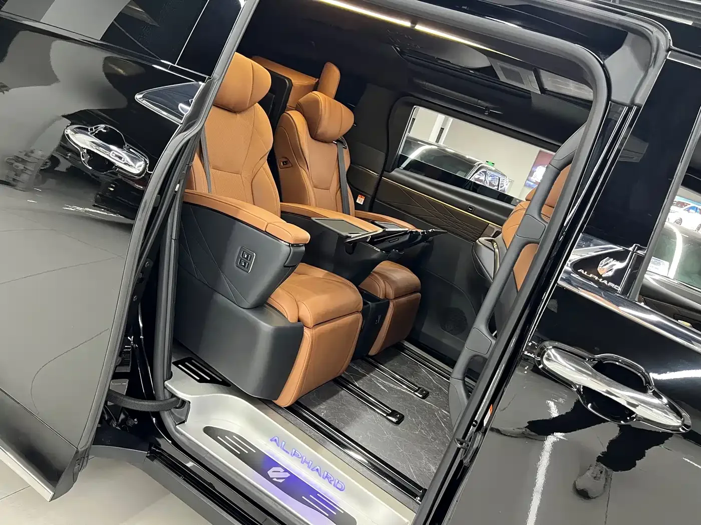 Toyota Alphard 2024 Hybrid 2.5L Ultimate Enjoyment Edition — Фото автомобиля 13