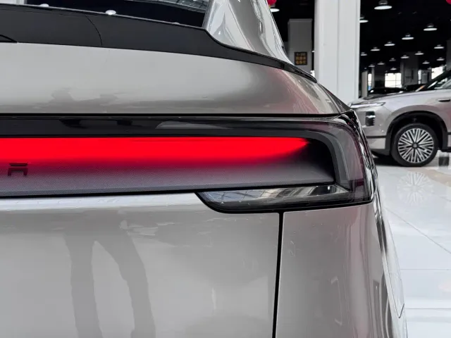 Tesla Model Y L — Фото автомобиля 9