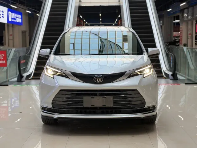 Toyota Sienna — Фото автомобиля 2
