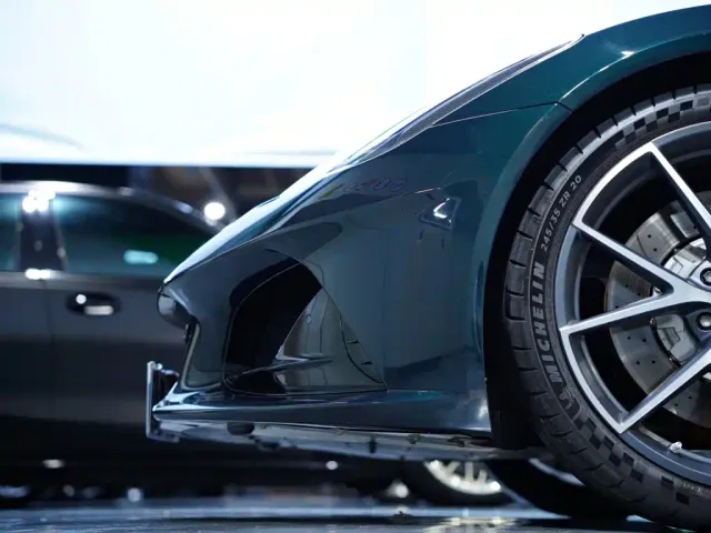 Lotus Emira — Фото автомобиля 16