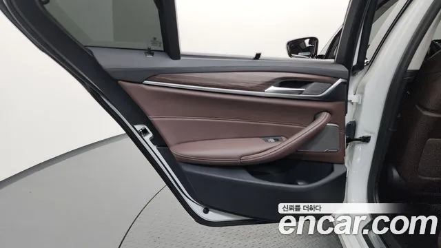 BMW 5 Series G30 — Фото автомобиля 25