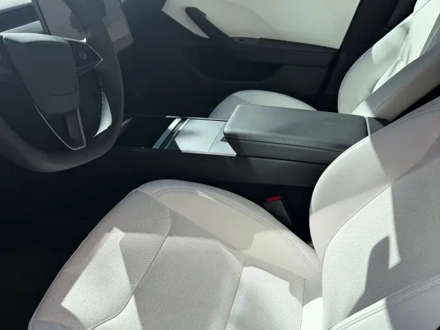 Tesla Model 3 — Фото автомобиля 5