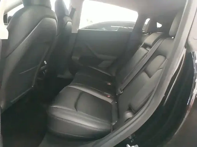 Tesla Model Y — Фото автомобиля 16