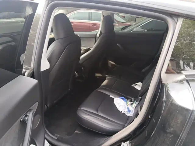 Tesla Model Y — Фото автомобиля 12