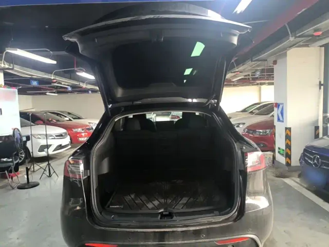 Tesla Model Y — Фото автомобиля 18