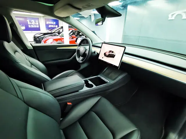 Tesla Model Y — Фото автомобиля 18
