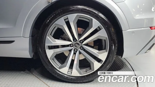 Audi Q8 55 TFSI quattro Premium — Фото автомобиля 5