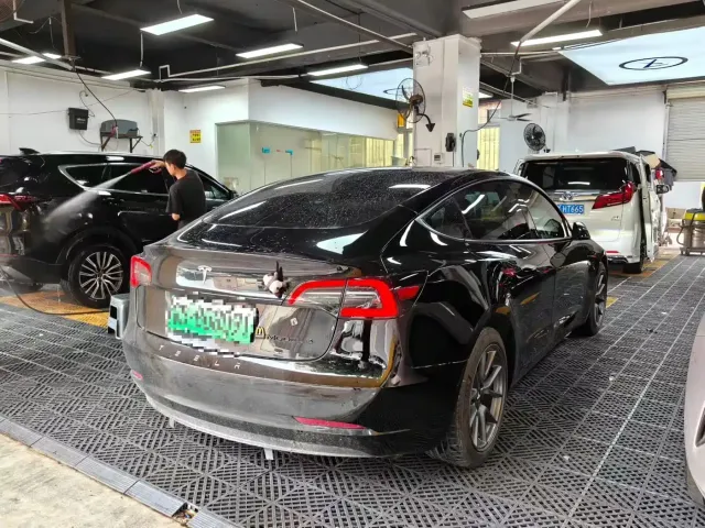 Tesla Model 3 — Фото автомобиля 16