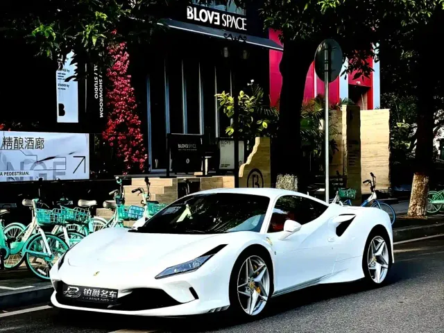 Фотография автомобиля — Ferrari F8