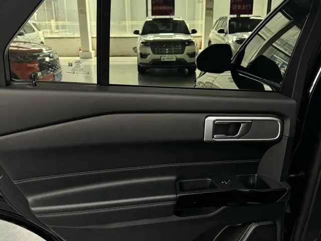 Ford Explorer — Фото автомобиля 15