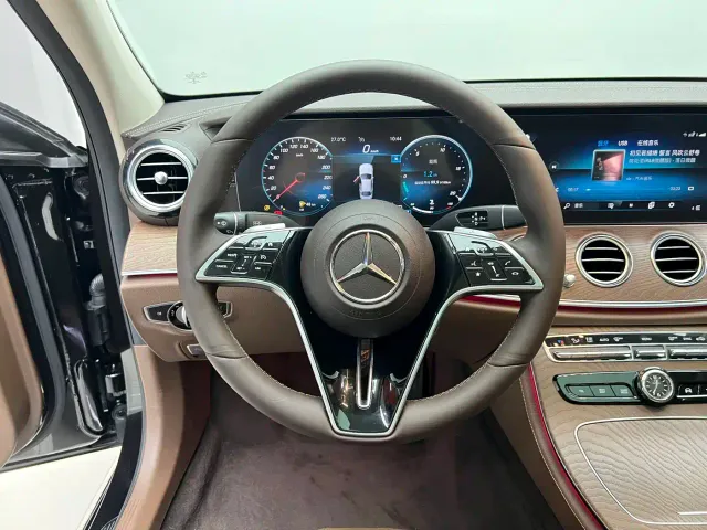 Mercedes-Benz E-Class — Фото автомобиля 13
