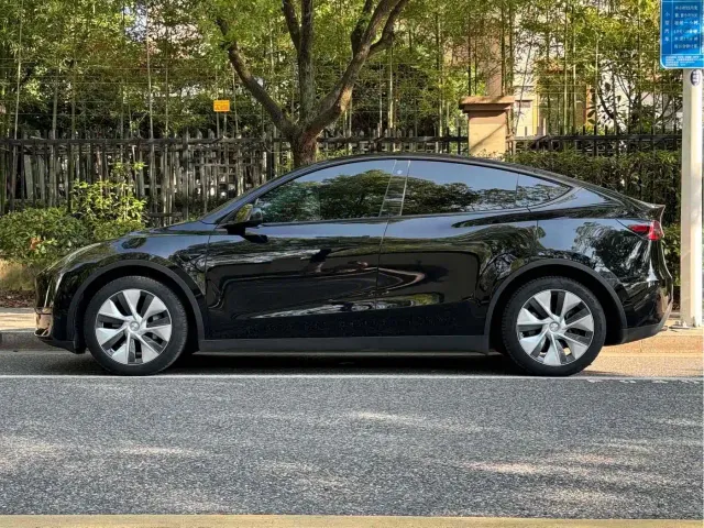 Tesla Model Y 2022 Facelift Rear-Wheel Drive Version — Фото автомобиля 3