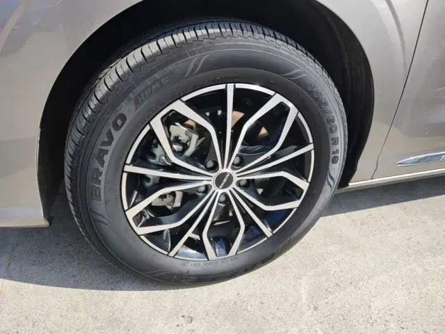 Roewe iMAX8 — Фото автомобиля 22