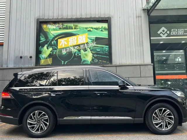 Lincoln Aviator — Фото автомобиля 5