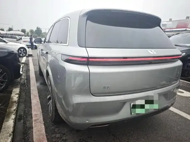 Li Auto L8 — Фото автомобиля 11
