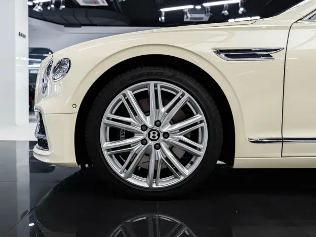 Bentley Flying Spur — Фото автомобиля 16