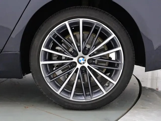 BMW 5 Series — Фото автомобиля 13