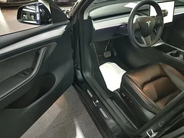 Tesla Model Y — Фото автомобиля 15