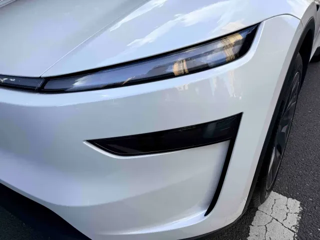 Tesla Model Y L — Фото автомобиля 3