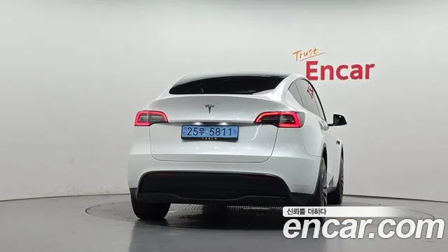 Tesla Model Y — Фото автомобиля 2