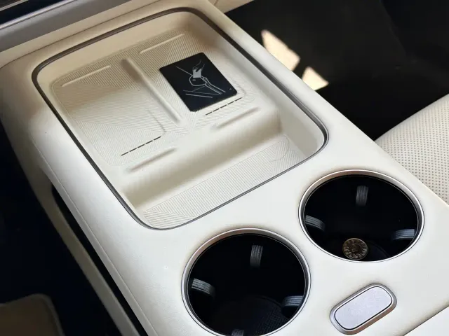 Li Auto i8 — Фото автомобиля 14