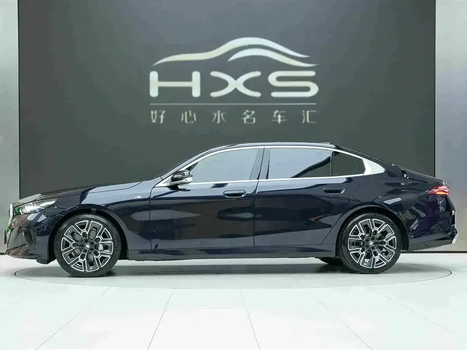 BMW BMW 5 Series 2025 530Li Premium M Sport Package — Фото автомобиля 3
