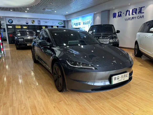 Tesla Model 3 — Фото автомобиля 3