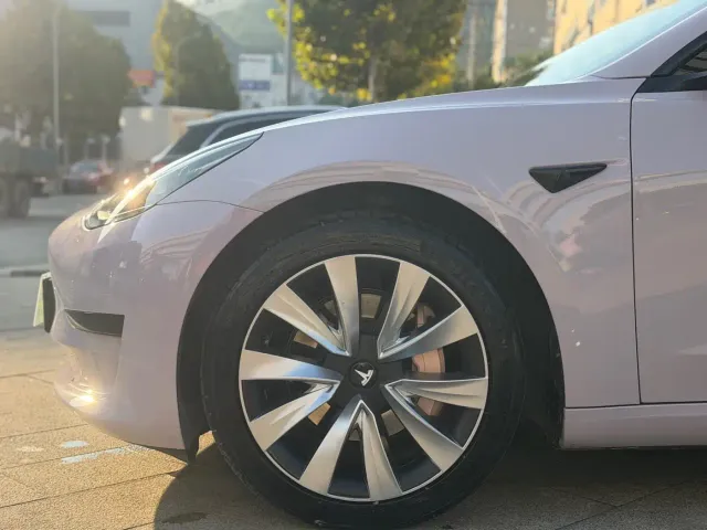 Tesla Model 3 — Фото автомобиля 8