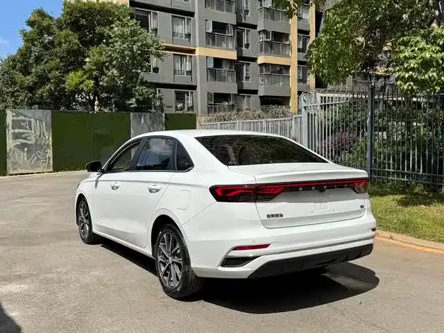 Geely Emgrand — Фото автомобиля 14